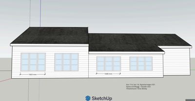 Fasadetegning (vest) av en hytte med oppgitt mål på vinduer og takform.