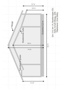 Snittegning som viser tverrsnittet av en hytte med eksisterende og nytt tilbygg, inkludert mål på takvinkel, grunnmur og romfordeling.