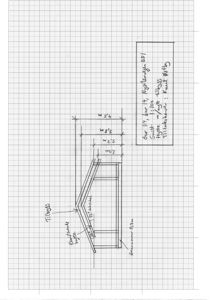 En håndtegnet fasadetekning (opprikk) av en bygning, med mål og notasjoner om takform og grunnmur.