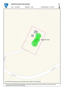 Situasjonsplan (tomtekart) som viser eiendomsområde, eksisterende bygninger, veier og topografi.
