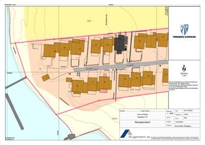Situasjonskart som viser tomt, bygninger, veier og vannveier i et område.