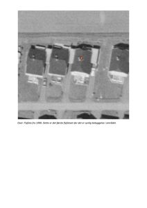 Et gammelt flyfoto fra 1990 som viser et boligområde med flere hus.