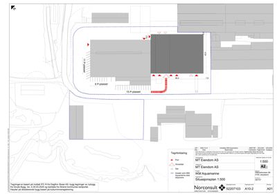 Situasjonsplan som viser bygningens plassering på tomten, parkeringsplasser, tilkomstveier og nabolag.