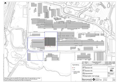 Situasjonsplan som viser tomtens omgivelser, eksisterende bygninger, nybygningslokalisering (markert med blå ramme) og infrastruktur.