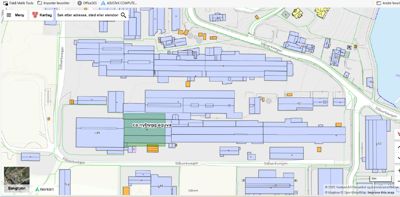 Kartutsnitt som viser en bygning (merket 'ca nybygg aqua') i forhold til omgivelsene, veier og nabolag.