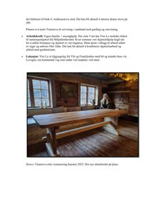 Fotografi av en restaurert stue (stova) i Tinastova med et almebord og en person som sitter i bakgrunnen.