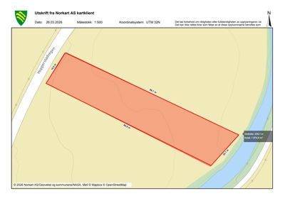 Situasjonsplan som viser eiendomsområde (tomtegrenser) med mål, areal og beliggenhet i forhold til vei og vann.