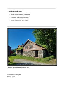 Fotografi av en ferdig restaurert bygning (Tinastova) med steinmur og tak, sett fra utsiden.