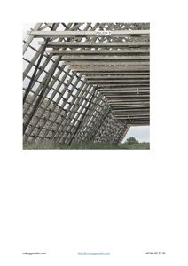 Fotografi av en bygning under oppføring eller ferdigstillelse, som viser en detaljert takkonstruksjon i tre med et skrått tak (falch).