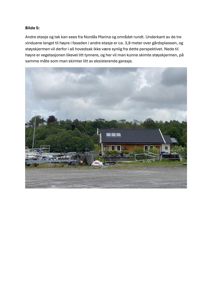 Fotografi av en bygning sett fra Nordås Marina, med tekstbeskrivelse om synlighet av fasade og tak.