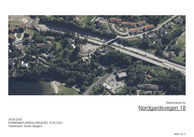 Flyfoto eller satellittbilde av et område med vei, boliger og natur, brukt som bakgrunn for en stedsanalyse.