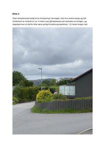 Fotografi av en eksisterende bolig sett fra gardsplassen, med tekstbeskrivelse om synlighet av stoykjermen.
