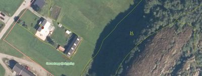 Situasjonsplan som viser eiendomsgrenser (røde og gule linjer), eiendomsnavn ('Sarvestvegg') og nabolag.