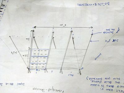 En håndtegnet konstruksjonstegning som viser detaljer for en takkonstruksjon (f.eks. en fagverk eller takramme) med angitte dimensjoner og materialer.