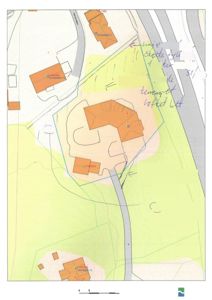 Situasjonsplan med tegnet bygning, eiendomsgrenser, veier og håndskrevne notater om grensejusteringer.