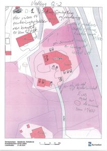 Situasjonsplan med bygningers plassering, parkeringsplasser og håndskrevne notater om eiendomsnummer og tilstand.