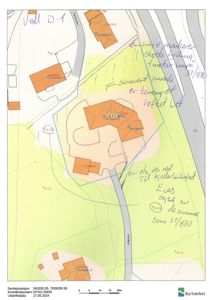 Situasjonsplan med tegnet bygning, eiendomsgrenser, veier og håndskrevne notater om grensejusteringer.