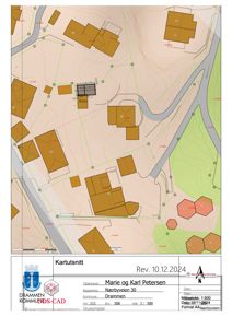 Situasjonsplan (kartutsnitt) som viser tomt, naboeiendommer, vegnett og høydeforhold.