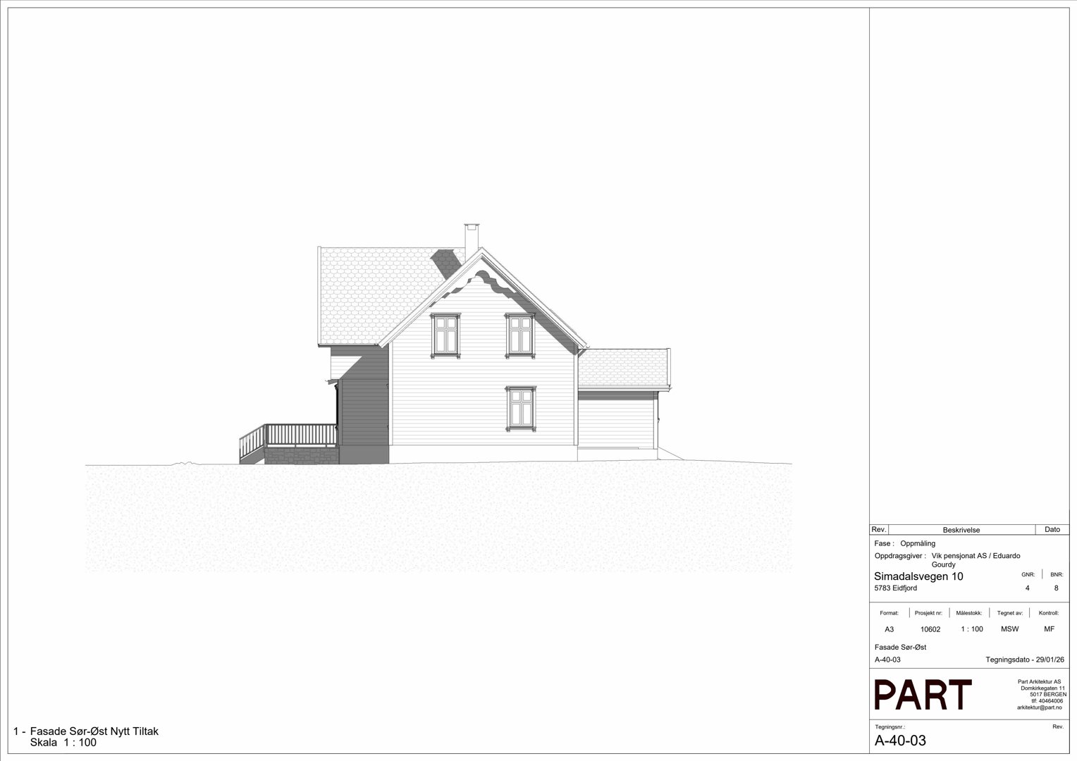 Fasadetegning som viser bygningens utseende fra en bestemt vinkel, inkludert takform, vinduer, balkong og garasje.