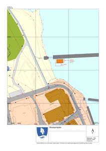 Situasjonsplan som viser bygningers plassering i forhold til vei, vann og terrengkonturer.