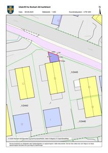 Situasjonsplan eller tomtekart som viser bygningsplassering, eiendomsgrenser og målinger.