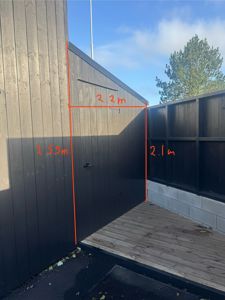 Fotografi av en mørk trekonstruksjon med overlagte målinger og linjer.