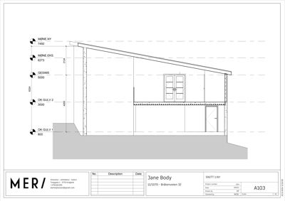 Snittegning som viser tverrsnitt gjennom bygningen med høydemål, takhøyde og konstruksjonsdetaljer.