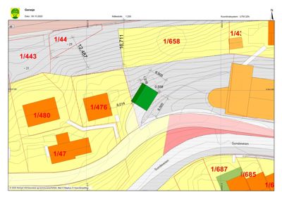 Situasjonsplan som viser tomtegrenser (f.eks. 1/476), topografi, veier og nabolag.