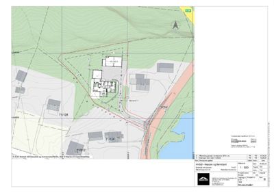 Situasjonsplan som viser tomtens beliggenhet i forhold til nabolag, vei, vann og topografi.