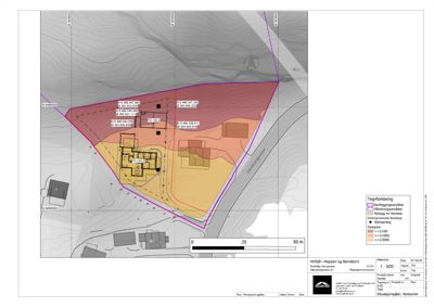 Situasjonsplan som viser tomtens grenser, terrengform (konturlinjer), eksisterende og planlagt bebyggelse, samt reguleringszoner (fargekodet).