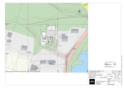 Situasjonsplan som viser tomtens beliggenhet i forhold til nabolag, vei, vann og topografi.