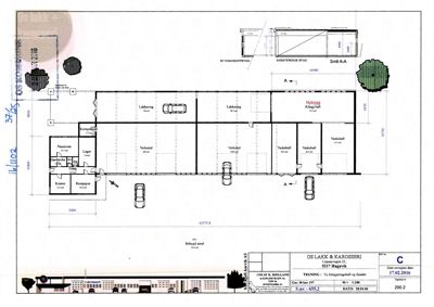 Etasjeplan (plantegning) som viser romfordeling, mål og bilplasseringer for en nybygg- og eksisterende bygg.