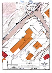 Situasjonsplan som viser tomtens form, grenser, naboeiendommer, veier (Lepsøvegen), høydemålerlinjer og plassering av bygninger.