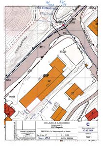 Situasjonsplan som viser tomtens beliggenhet, form, omgivende infrastruktur (veier, jernbane) og naboeiendommer.