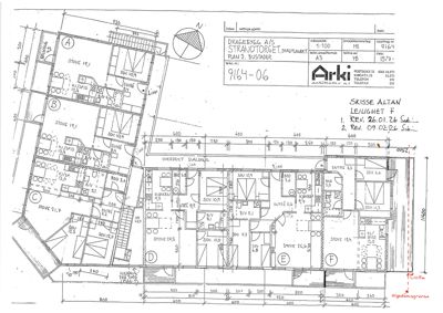 Plantegning av etasjeplan (PLAN 2) for bustader, som viser romfordeling, dimensjoner og inngangspunkter.
