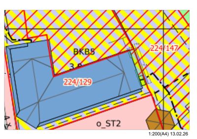 Situasjonsplan som viser tomtens geometri, nabotomter (merket med BKB5, 224/147), bygningens plassering (224/129), og relevante avstander eller høyder.