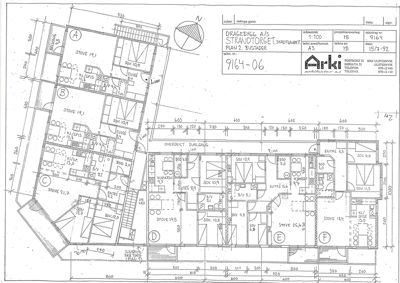 Plantegning som viser romfordeling og dimensjoner for etasjen med bustader.