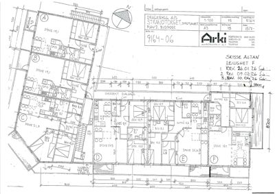 Etasjeplan (plan 2) som viser romfordeling, stuer, kjøkken og bad for flere leiligheter i et bygg.
