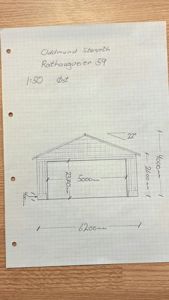 Håndtegnet oppriss (fasade) av en garasje eller liten bygning med mål og skråning vinkel.