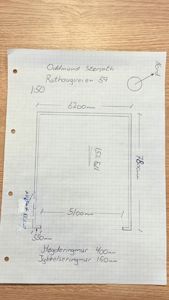 En håndtegnet etasjeplan (eller grunnplan) som viser romfordeling, mål på vegger og spesifikke konstruksjonsdetaljer for en bygning ved Rathaugveien 59.