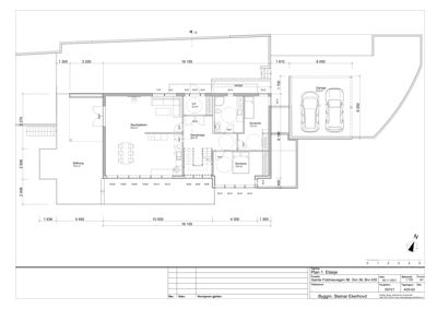 Etasjeplan (Plan 1) som viser romfordeling, dimensjoner og plassering av kjøkken, soverom, bad og garasje.