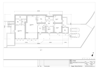 Etasjeplan som viser romfordeling, mål og plassering av kjøretøy for en bolig.