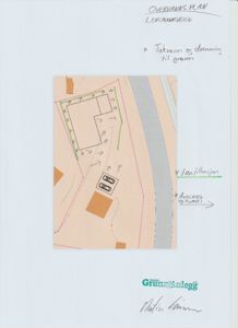 Situasjonsplan som viser tomt, bygning, veier og tilhørende infrastruktur.