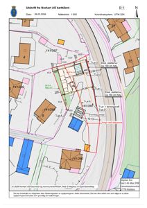 Situasjonsplan (tomteplan) som viser tomtens grenser, nabotomter, eksisterende og planlagt bebyggelse, samt terrengprofil og støttemurer.