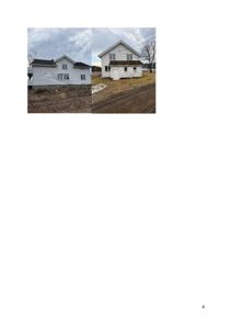 Fotografi av en hvit, trepanelert bygning sett fra siden og fronten, med en liten uthus ved siden av.