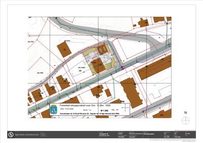 Situasjonsplan som viser bygningens plassering i forhold til nabolag, vegger og topografi.