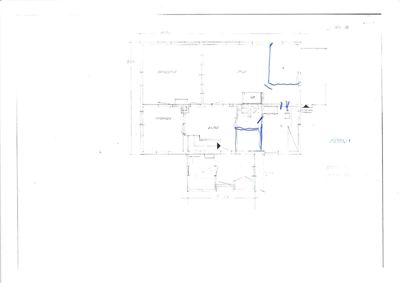 En håndtegnet etasjeplan som viser romfordeling, vegger og trapp i en bygning.