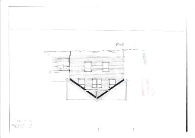 En håndtegnet fasadeopprikk (elevation) av en bygning, sannsynligvis en eksisterende eller ombygd bygning, som viser vinduer og takform.