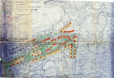 Situasjonsplan (tomtekart) som viser et forslag til regulering av et område med bygningsplassering, vegnett og terrengforhold.