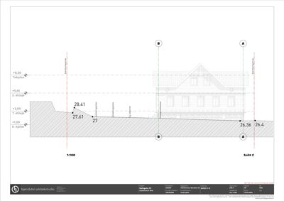 Snittegning (Snitt C-C) som viser bygningens tverrsnitt, høyder, grunnplan og takform.